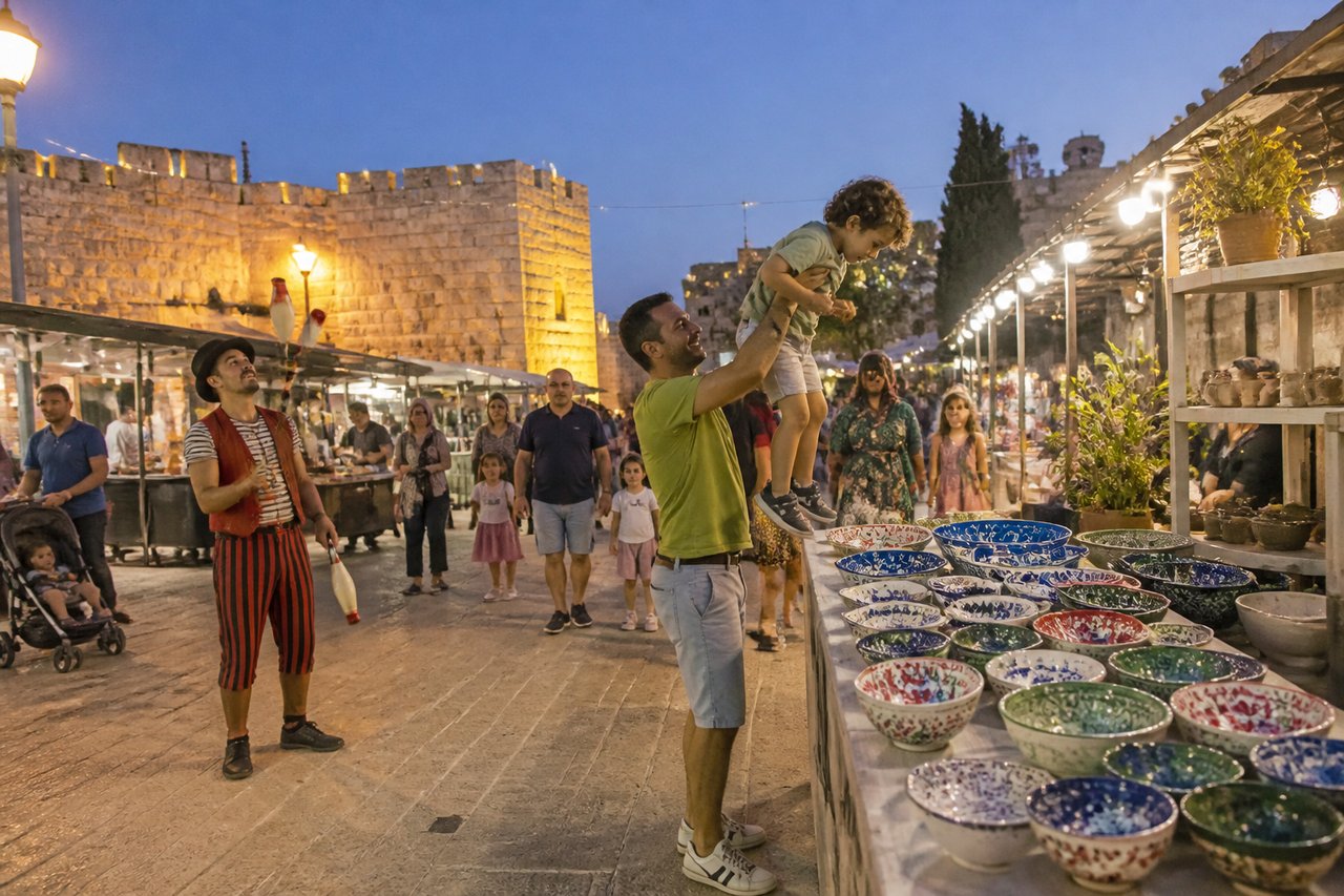חוצות היוצר